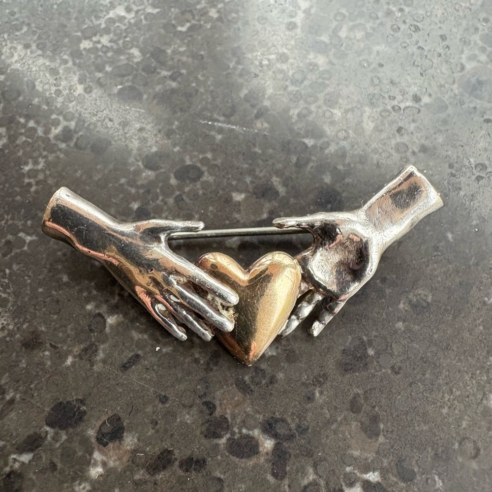 Unique artisan-made pin with gold heart held by two silver hands - Picture 2 of 15